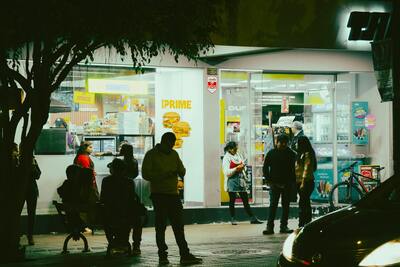 Crisp micro-contrast and gentle highlight glow that flatter neon storefronts and night portraits.